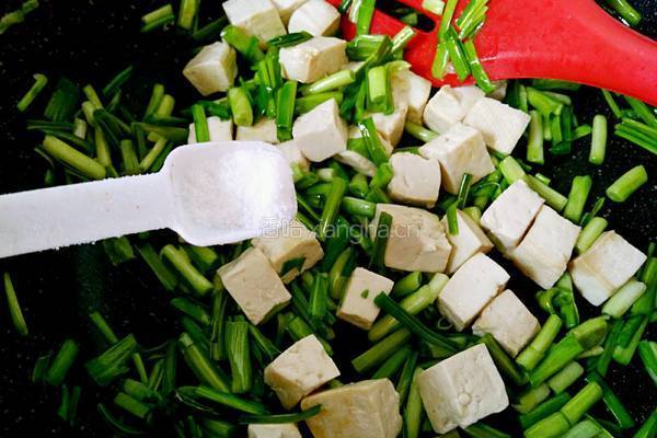 香辣青蒜苗炒豆腐的做法图解7