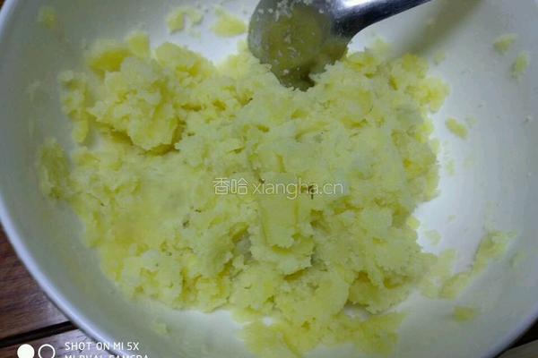 土豆鲜虾饼的做法图解2