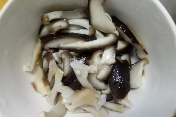 素炒香菇芹菜的做法图解3