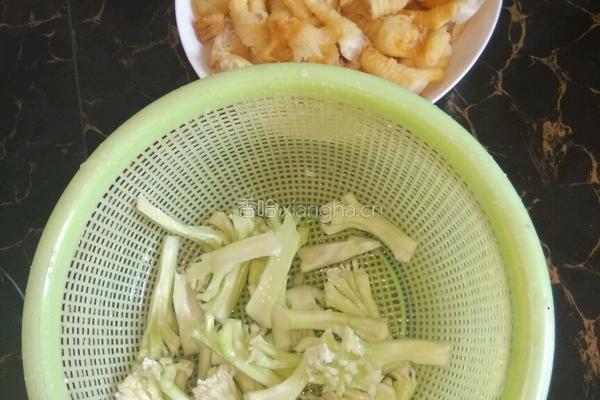 菜花梗炒鸡脚的做法图解2