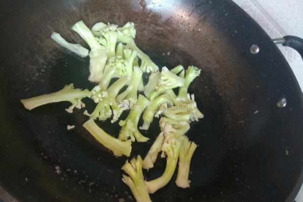 菜花梗炒鸡脚的做法图解6