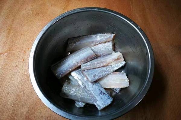 蒜香带鱼的做法图解1