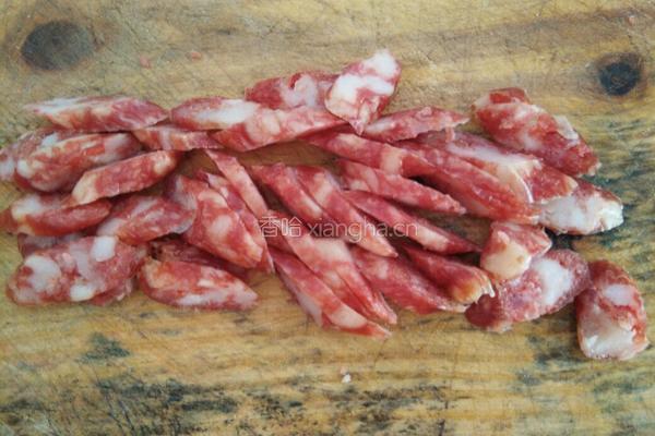 荷兰豆炒腊肠的做法图解2