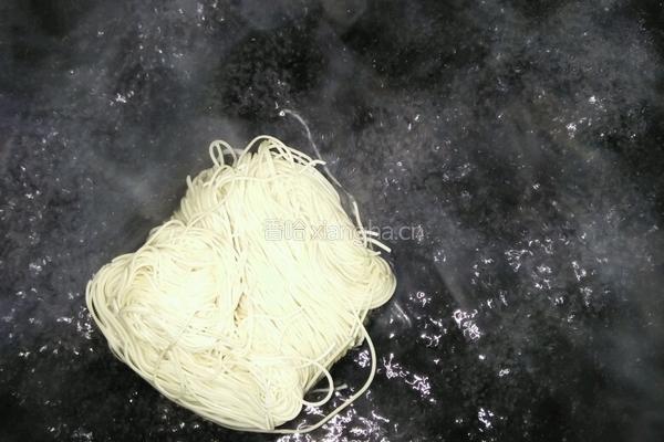 牛肉蔬菜竹升面的做法图解2