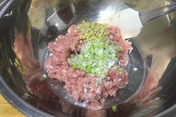 猪肉韭菜馅饺子的做法图解3