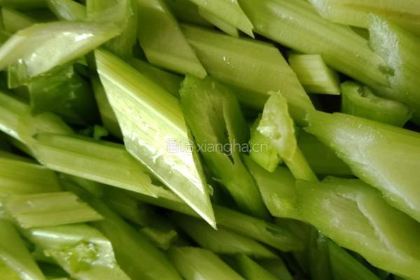 凉拌芹菜的做法图解2