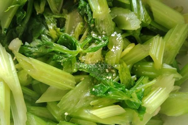凉拌芹菜的做法图解5