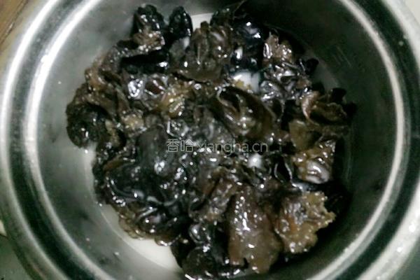 西红柿炒鸡蛋黑木耳的做法图解4