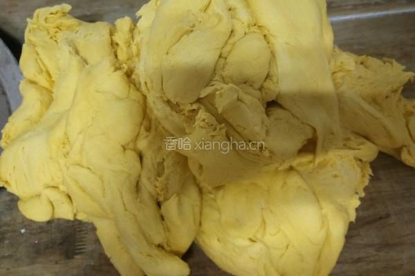 豆沙南瓜花卷的做法图解3