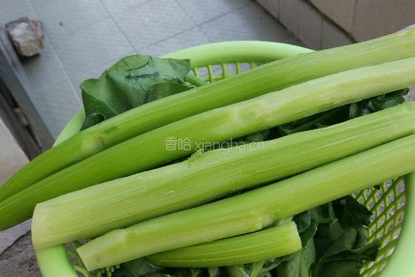 五花肉炒介兰的做法图解1