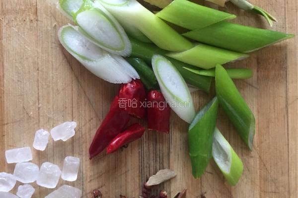 土豆红烧肉的做法图解1