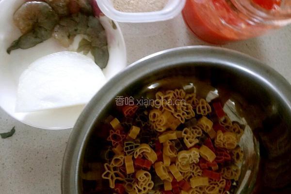 番茄酱虾仁意面（12个月以上的宝宝）的做法图解1