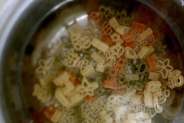 番茄酱虾仁意面（12个月以上的宝宝）的做法图解2