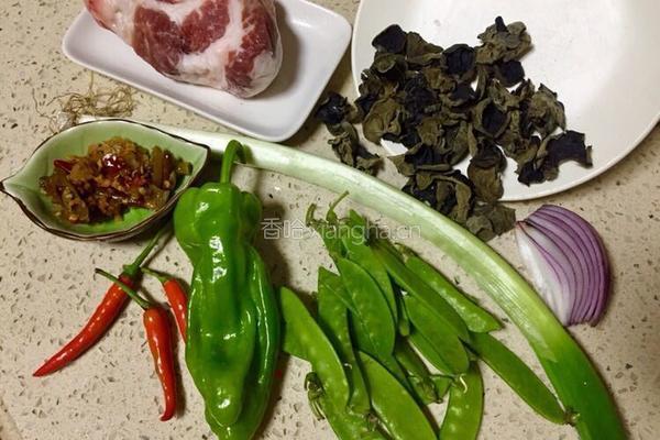泡椒三色木耳肉片的做法图解1