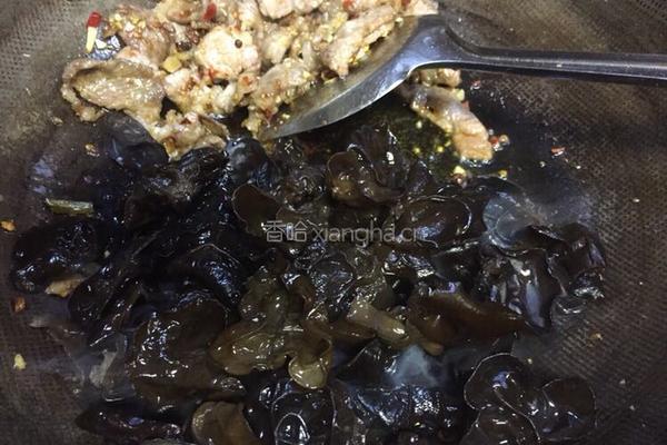 泡椒三色木耳肉片的做法图解14