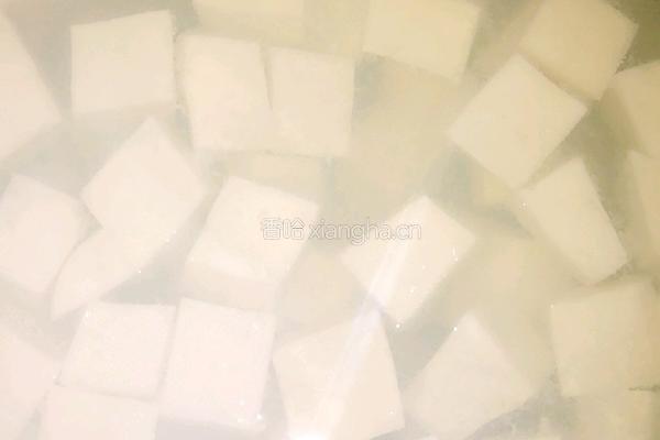 茼蒿小豆腐的做法图解3