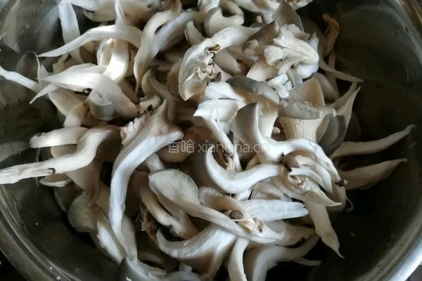 椒盐蘑菇的做法图解1