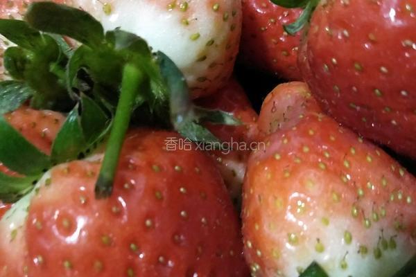草莓圣诞老人的做法图解1