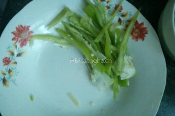 土豆丝辣椒丝拌面的做法图解2