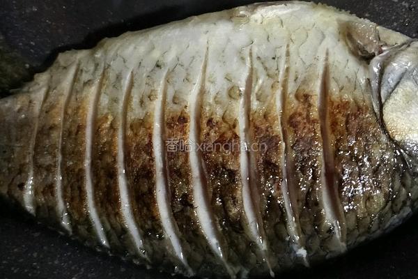 鲫鱼汤的做法图解1