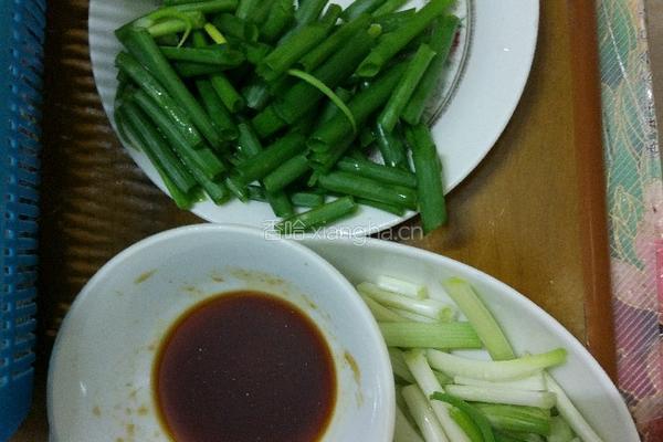 韮菜炒河虾的做法图解3