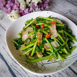 藜蒿炒腊肉的做法[图]