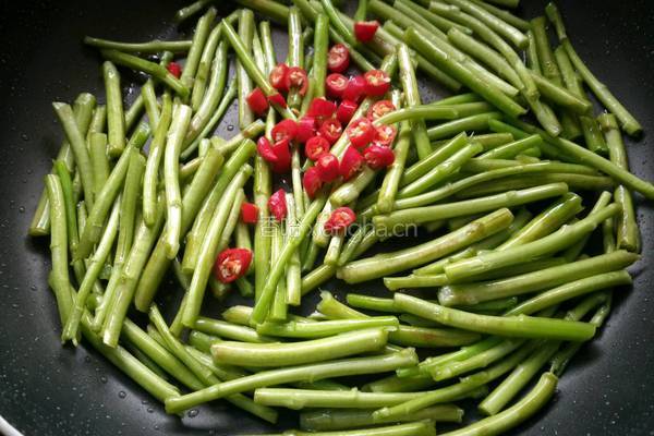 藜蒿炒腊肉的做法图解7