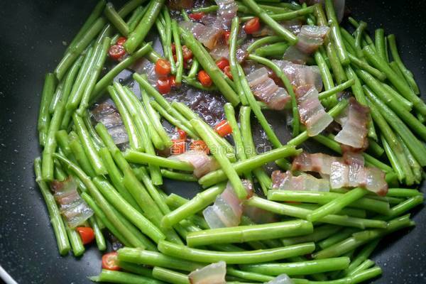 藜蒿炒腊肉的做法图解9