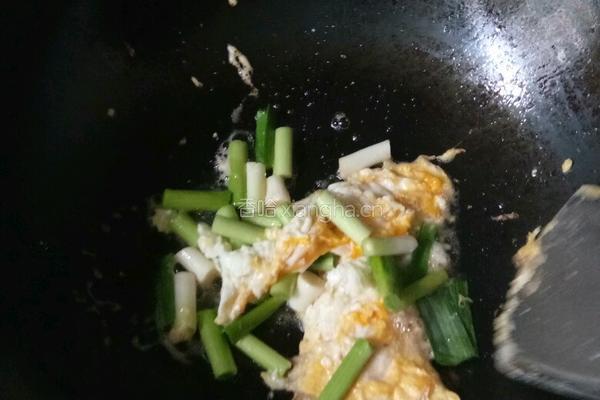 大蒜炒蛋的做法图解4