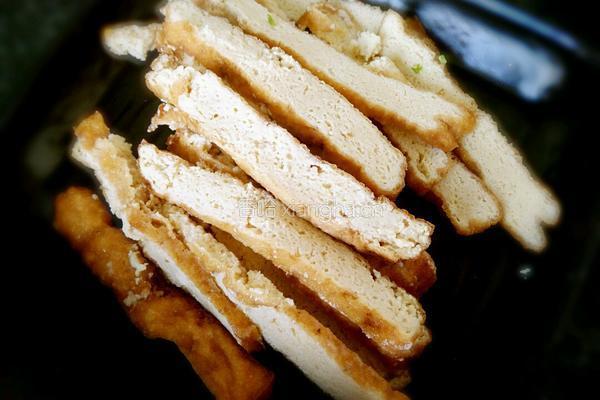 炸豆腐炒青蒜苗的做法图解3