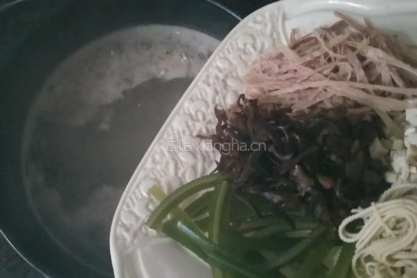 降温的早晨怎么吃――一碗酸辣的胡辣汤和油饼的做法图解6