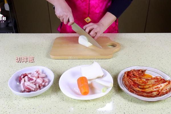 韩式辣白菜炒五花肉的做法图解1