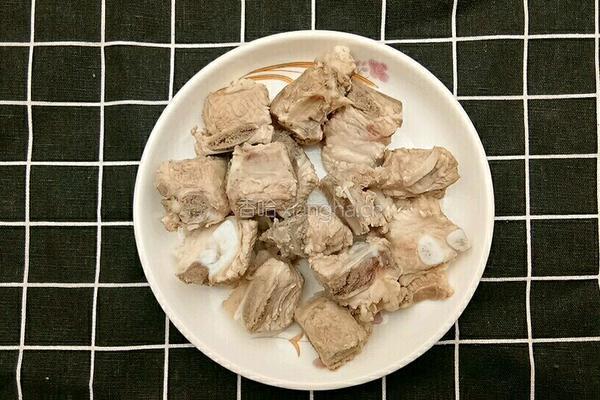 竹荪玉米排骨汤的做法图解1