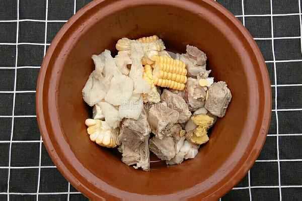 竹荪玉米排骨汤的做法图解5