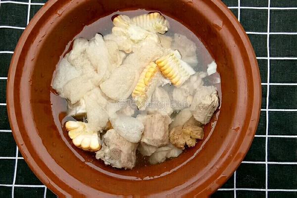 竹荪玉米排骨汤的做法图解6