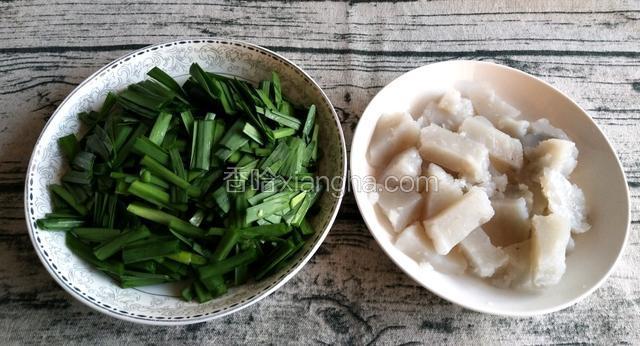 韭菜洗净切段。焖子切块。