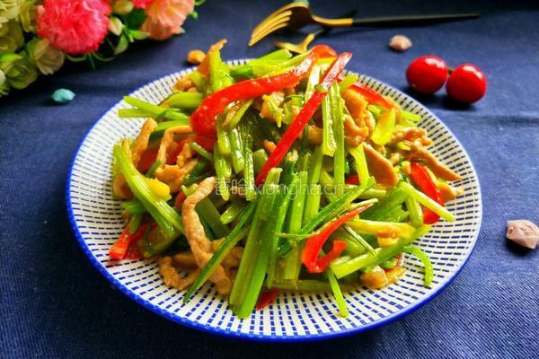 芹菜肉丝的做法图解1