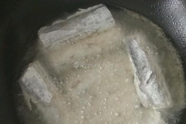 红烧带鱼段的做法图解2