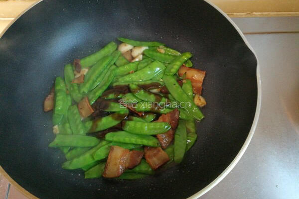 荷兰豆炒腊肉的做法图解5