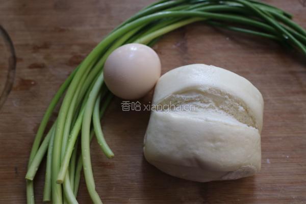 蒜苔炒馒头丁的做法图解1