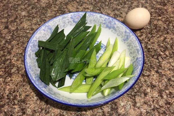 黄豆芽蒜苗炒鸡蛋的做法图解2
