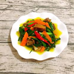 风鸭肉炒蒜苗的做法[图]