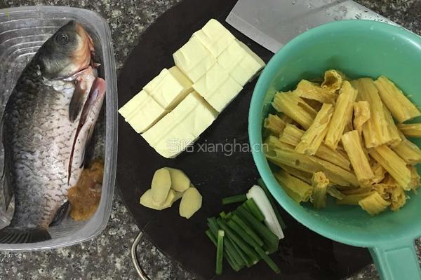 豆腐鲫鱼汤的做法图解1