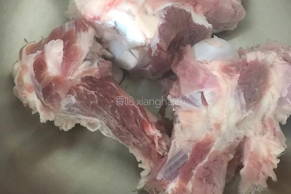 酸菜炖大骨棒的做法图解1