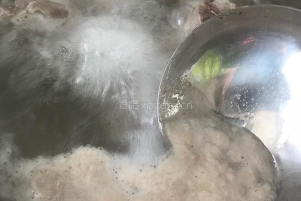 酸菜炖大骨棒的做法图解2