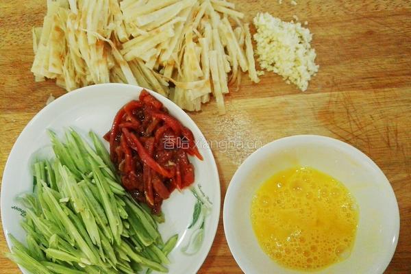 豆角焖饼的做法图解1