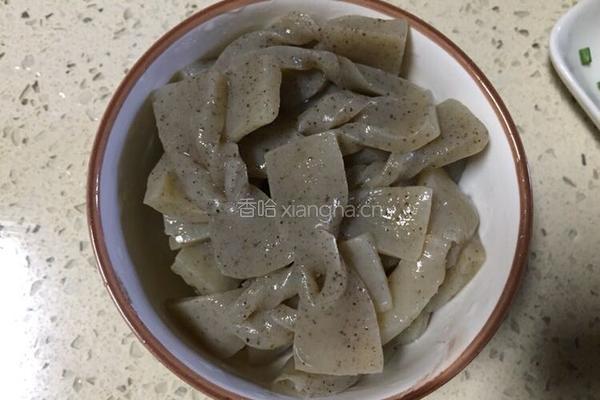 泡椒酸辣魔芋花的做法图解3