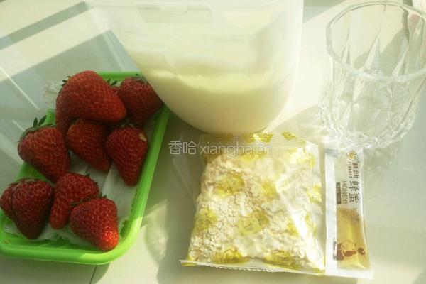 草莓麦片思慕雪的做法图解1
