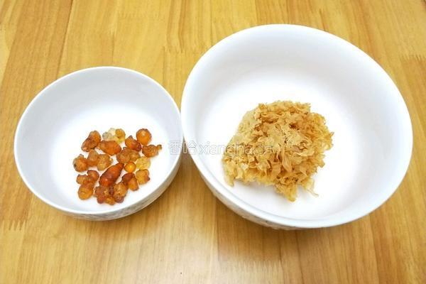 桃胶红枣银耳羹的做法图解1