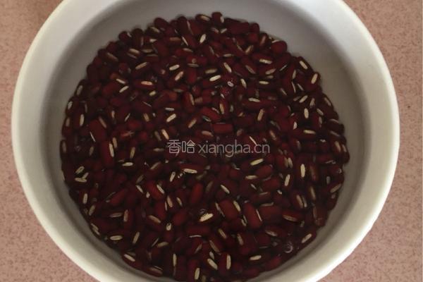 棉茵陈鲫鱼汤的做法图解1